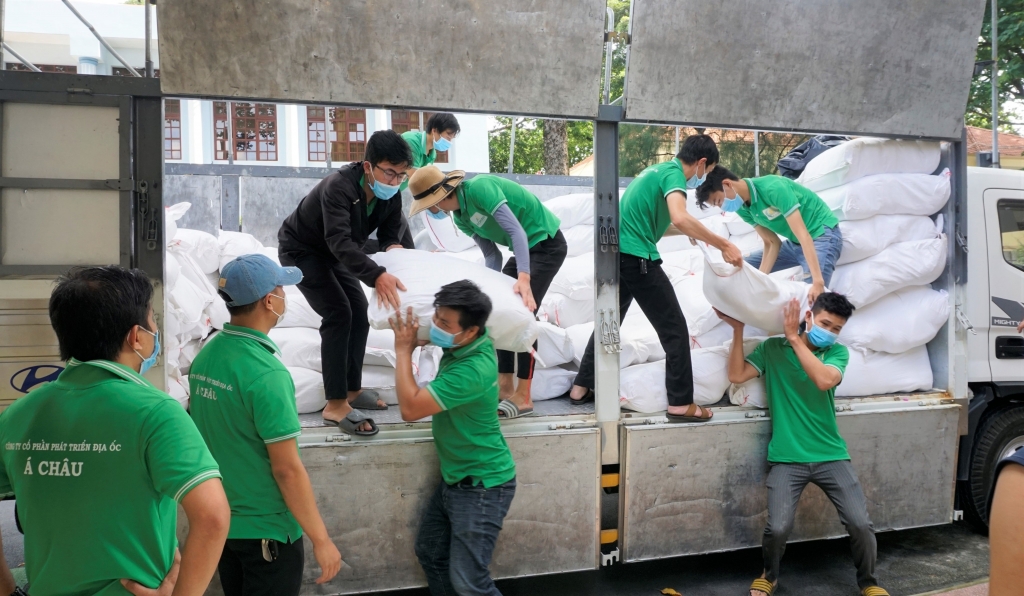 Đội tình nguyện viên hơn 100 người của liên minh 5F sẵn sàng tiến ra tuyến đầu hỗ trợ người dân làm nhiệm vụ chống dịch, tiếp tế lương thực thực phẩm…