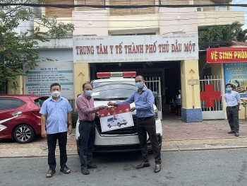 “Liên minh 5F” tặng xe cứu thương và trang thiết bị y tế cho TP Thủ Dầu Một chống dịch