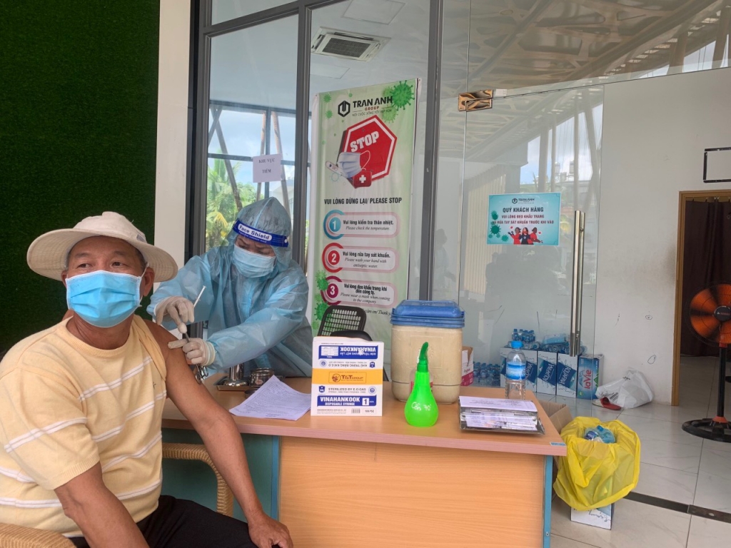 Nhiệm vụ của “Đội xe phản ứng nhanh” là chở đội y bác sĩ đến các điểm tiểm trên địa bàn.