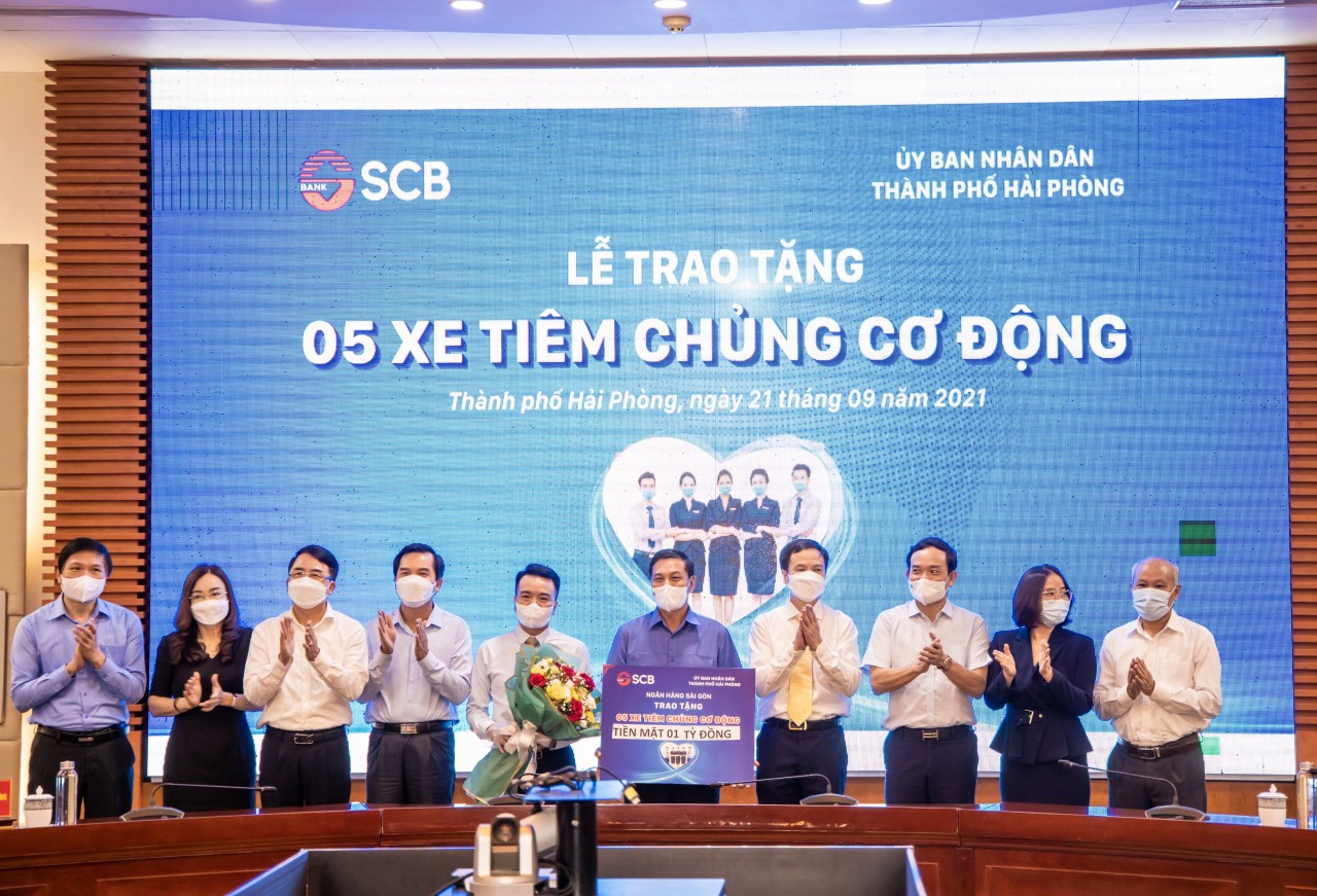 Đại diện SCB trao bảng tượng trưng tặng 05 chiếc xe tiêm chủng cơ động Đại diện SCB trao bảng tượng trưng tặng 05 chiếc xe tiêm chủng cơ động