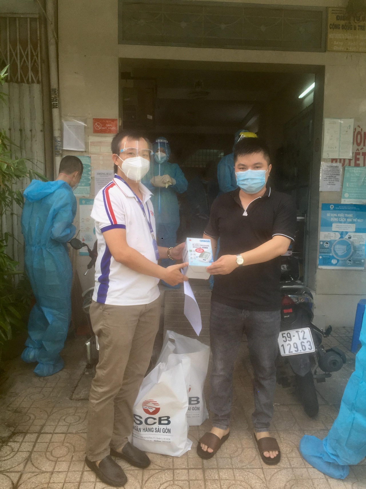 SCB 20 tháng 10 trao tặng 08 máy đo huyết áp cho Trung tâm y tế Phường 3, Quận 4, TP.HCM.