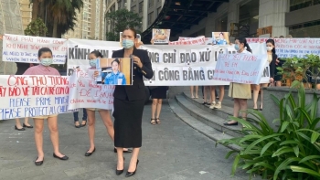 Hoa hậu Hòa bình Thế giới cùng 3 con gái kêu gọi xử lý nghiêm vụ bé gái 8 tuổi bị mẹ kế bạo hành