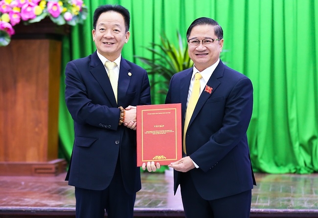 Ông Trần Việt Trường, Chủ tịch UBND TP Cần Thơ (bên phải) trao văn bản chấp thuận chủ trương nghiên cứu đầu tư một số dự án trên địa bàn cho ông Đỗ Quang Hiển, Chủ tịch Tập đoàn T&T Group.