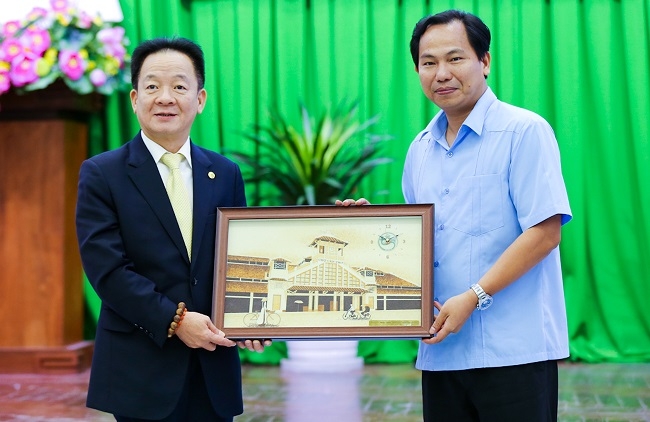 Ông Lê Quang Mạnh, Ủy viên BCH Trung ương Đảng, Bí thư Thành ủy Cần Thơ tặng quà lưu niệm cho ông Đỗ Quang Hiển, Chủ tịch Tập đoàn T&T Group nhân dịp 2 bên ký thỏa thuận hợp tác chiến lược.