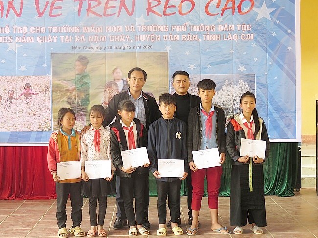 Nhà báo Trịnh Xuân Quang phối hợp cùng  tại chương trình thiện nguyện “Xuân về trên rẻo cao” do TC Thương hiệu và Sản phẩm tổ chức