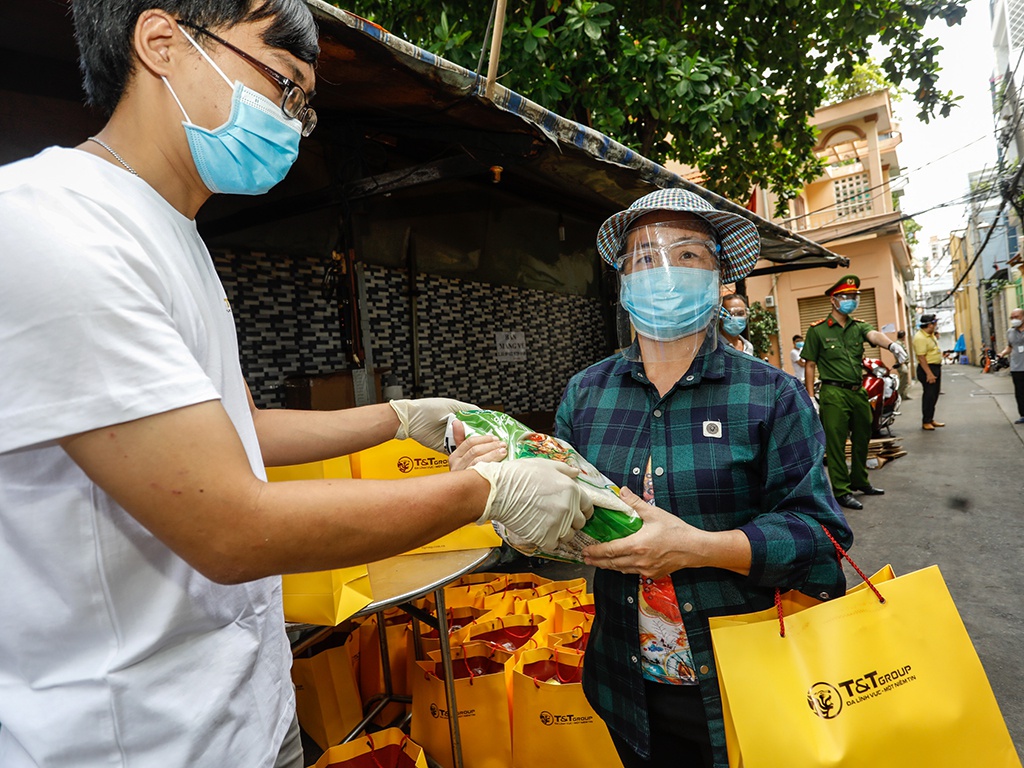 Mỗi suất quà bao gồm lương thực và nhu yếu phẩm thiết yếu đang được gấp rút trao đến tận tay người dân TP.HCM.