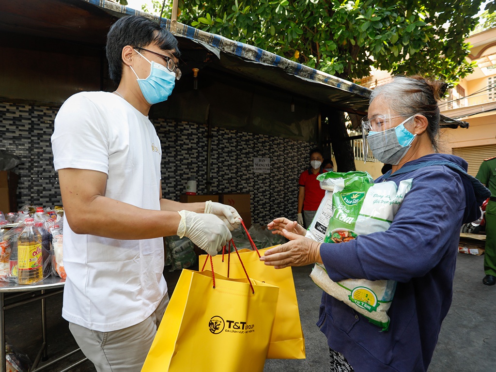 T&T Group tặng 100.000 suất quà cho người dân TP.HCM gặp khó khăn bởi Covid-19 - ảnh 2