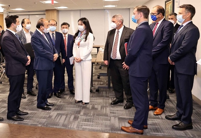 Lãnh đạo T&amp;T Group và các đối tác báo cáo về kết quả hợp tác với Chủ tịch nước Nguyễn Xuân Phúc.