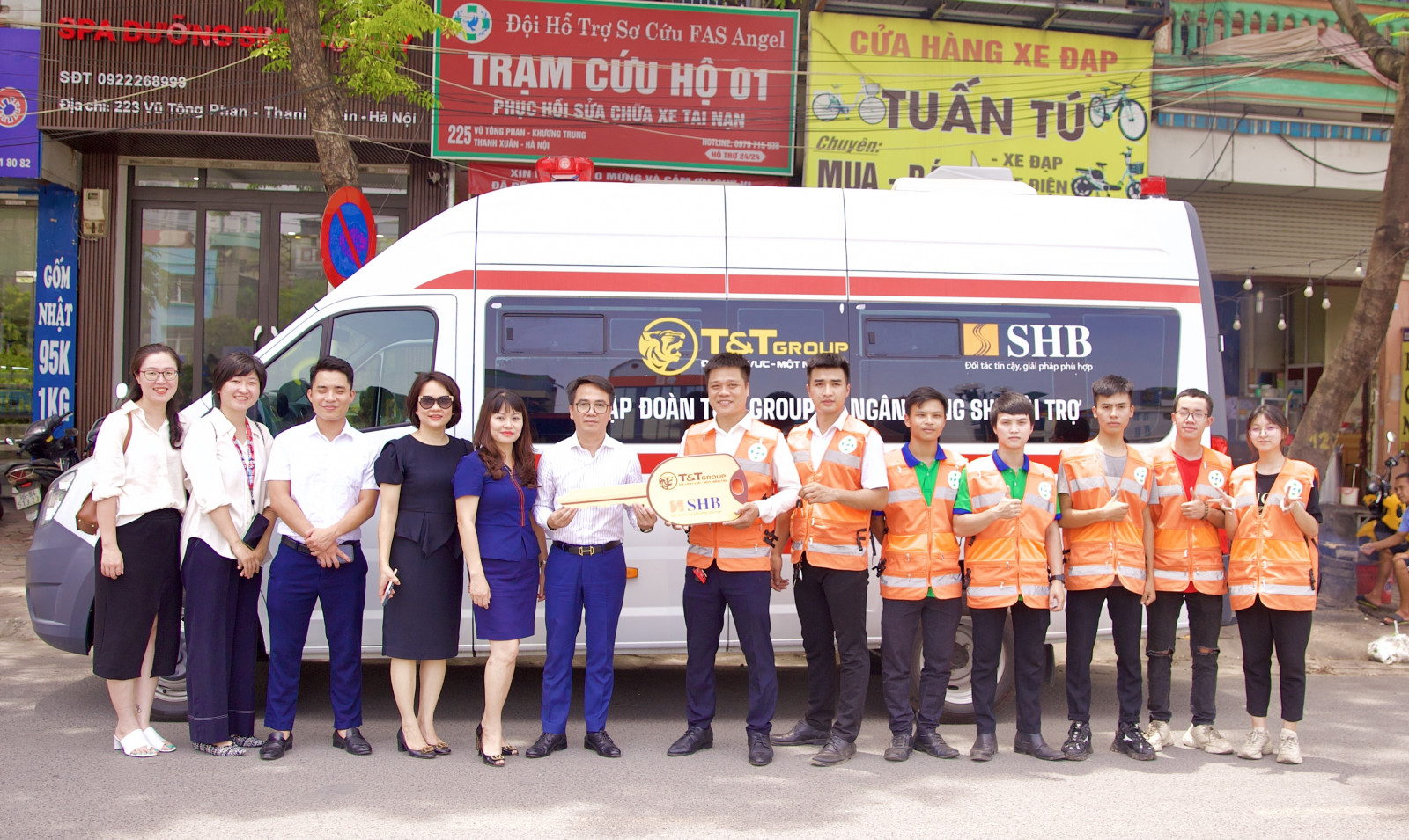 T&amp;amp;T Group v&amp;agrave; SHB tặng xe cứu thương cho Đội hỗ trợ sơ cứu FAS Angel H&amp;agrave; Nội - Ảnh 1