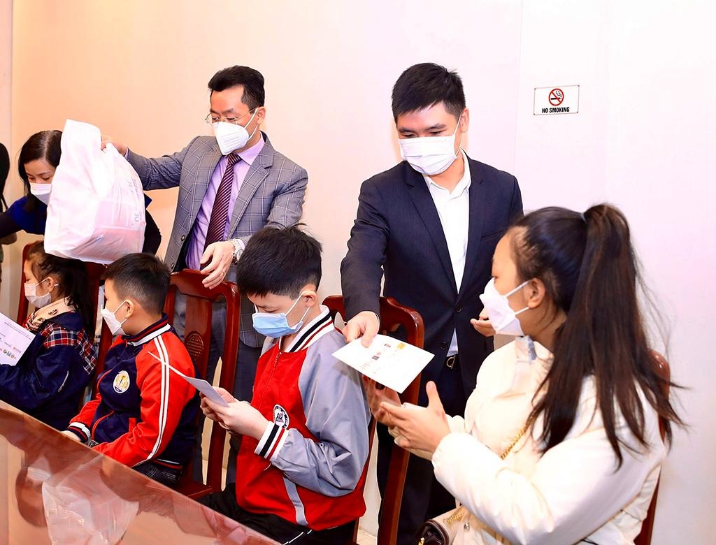 T&amp;T Group trao quà cho trẻ em khó khăn tại Hà Nội - ảnh 2