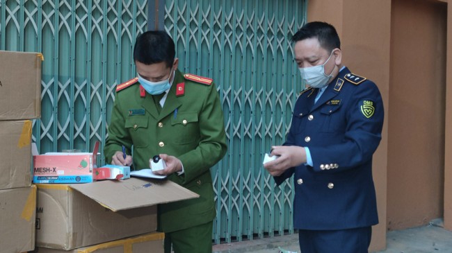 Lào Cai: Xử lý trên 5.000 bao thuốc lá điện tử và 500kg Nầm lợn không rõ nguồn gốc