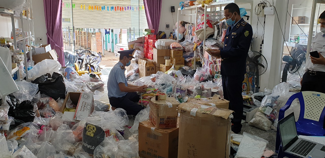 Đắk Lắk: Phát hiện cơ sở livestream bán thực phẩm không rõ nguồn gốc xuất xứ