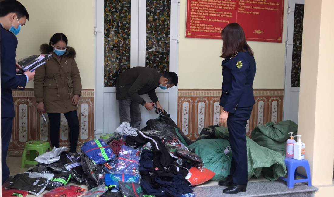 Mỗi dịp Tết đến vẫn là thời điểm “vàng” để các gian thương tung các sản phẩm giả mạo ra thị trường Mỗi dịp Tết đến vẫn là thời điểm “vàng” để các gian thương tung các sản phẩm giả mạo ra thị trường