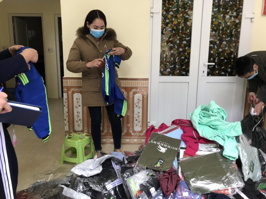 Lực lượng Quản lý thị trường Hà Giang đang tích cực đấu tranh để những sản phẩm giả mạo không đến tay người tiêu dùng Lực lượng Quản lý thị trường Hà Giang đang tích cực đấu tranh để những sản phẩm giả mạo không đến tay người tiêu dùng