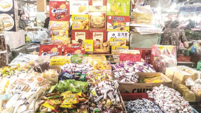 Bán bánh kẹo, thực phẩm giả dịp Tết bị xử lý như thế nào?