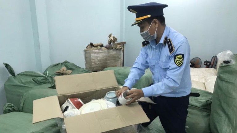 Thu giữ 4 tấn quần áo đã qua sử dụng và 250kg đồ sành, sứ các loại nghi nhập lậu