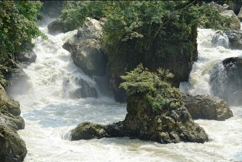 Tham quan thác Đầu Đẳng - Bản nhạc hùng vĩ giữa đại ngàn núi non hùng vĩ Tham quan thác Đầu Đẳng - Bản nhạc hùng vĩ giữa đại ngàn núi non hùng vĩ