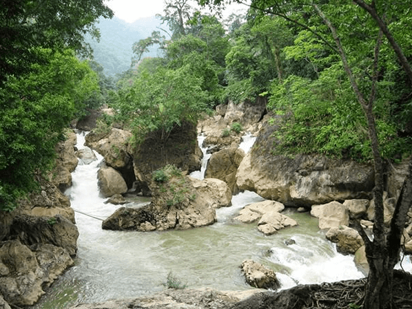 Tham quan thác Đầu Đẳng - Bản nhạc hùng vĩ giữa đại ngàn núi non hùng vĩ Tham quan thác Đầu Đẳng - Bản nhạc hùng vĩ giữa đại ngàn núi non hùng vĩ