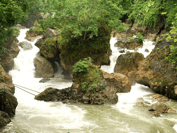 Tham quan thác Đầu Đẳng - Bản nhạc hùng vĩ giữa đại ngàn núi non hùng vĩ Tham quan thác Đầu Đẳng - Bản nhạc hùng vĩ giữa đại ngàn núi non hùng vĩ
