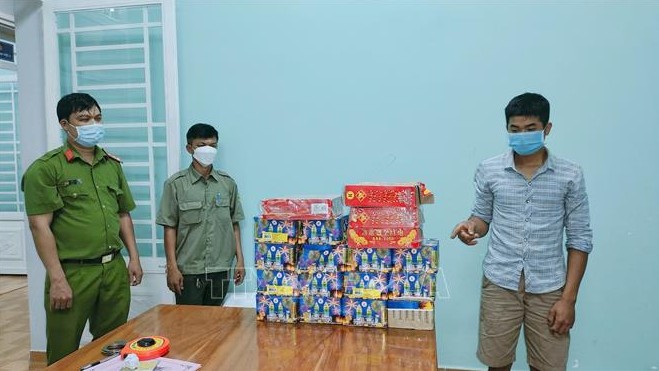 Bình Phước: Bắt 3 đối tượng vận chuyển hơn 50kg pháo lậu​