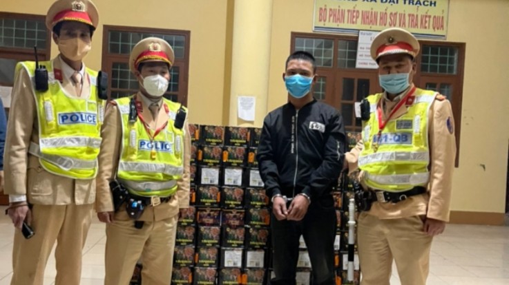 Quảng Bình: Bắt đối tượng vận chuyển trái phép 130kg pháo hoa nổ