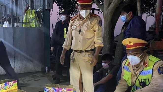 Đắk Nông: Bắt hai đối tượng vận chuyển trái phép 186kg pháo