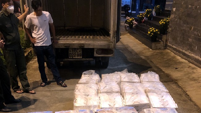 TPHCM: Bắt xe tải chở gần 8.000 bao thuốc lá lậu