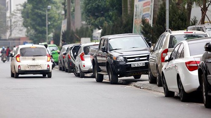 Mức phạt với hành vi điều khiển xe ô tô đi trên vỉa hè