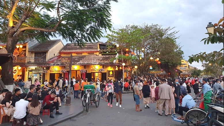 Phố cổ Hội An rộn ràng du khách đến xông đất đầu năm Nhâm Dần 2022