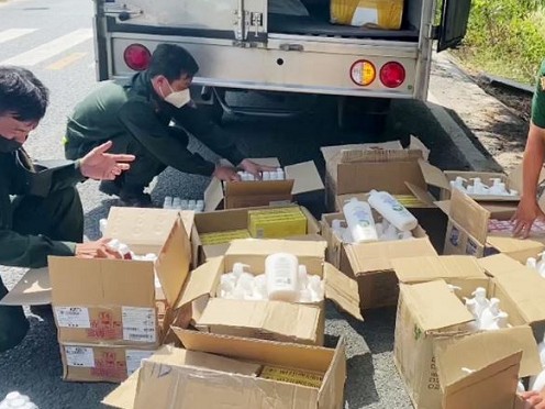 An Giang: Bắt 01 xe tải vận chuyển số lượng lớn hàng hóa không chứng từ