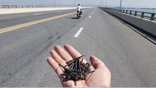 Việc rải đinh trên đường gây cản trở giao thông bị xử lý thế nào?