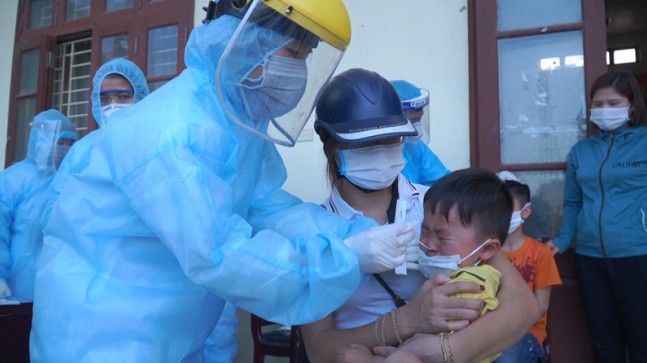 Cha mẹ cần làm gì khi trẻ mắc COVID-19?