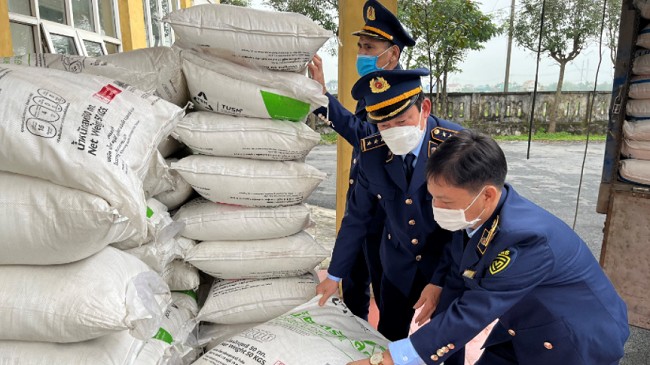 Bắt giữ 2.000 kg đường tinh luyện nhập lậu