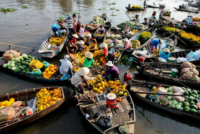 Không khí vui tươi, nhộn nhịp của chợ nổi lâu đời nhất miền Tây Nam Bộ.