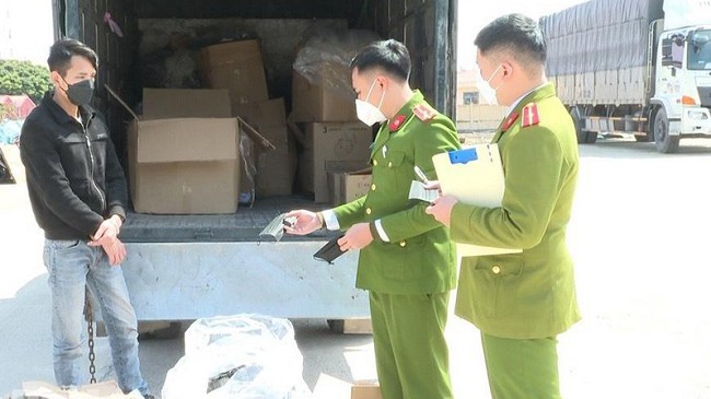 Ninh Bình: Bắt giữ 25.000 khẩu trang và 10.000 đôi găng tay y tế không rõ nguồn gốc