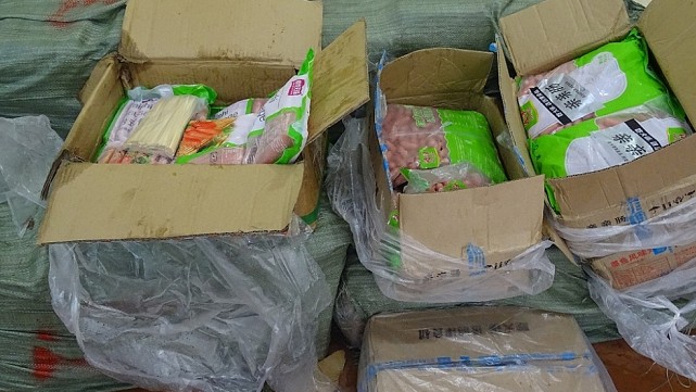 Quảng Ninh: Tiêu hủy 320 kg xúc xích nhập lậu