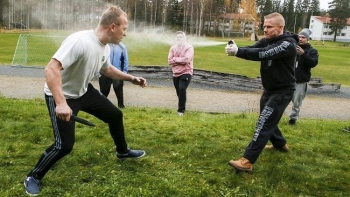 Sử dụng bình xịt hơi cay tự vệ có vi phạm pháp luật?