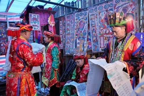 Nghi lễ cấp sắc 12 đèn gồm nhiều lễ cúng quan trọng, diễn ra trong không gian văn hóa mang đậm bản sắc dân tộc Dao, được trang trí công phu.