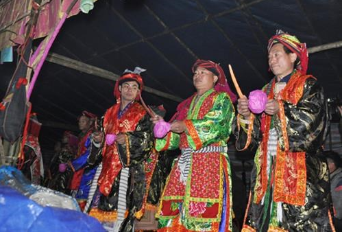 Thực hiện nghi lễ dâng hương với những điệu nhảy trong tiếng kèn, trống rộn ràng.