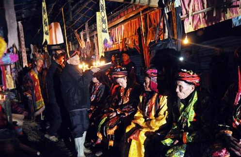 Thầy cúng truyền 1 mâm 7 đèn và 1 mâm 12 đèn qua đầu các học trò.