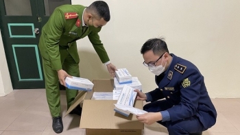 Hà Nội: Liên tiếp phát hiện, thu giữ lượng lớn kit test COVID-19 nhập lậu