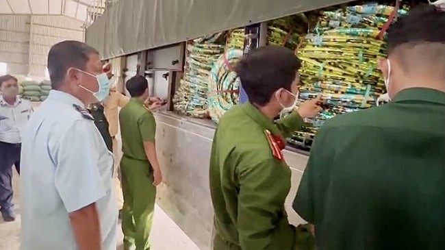 An Giang: Bắt giữ 3 xe tải vận chuyển hàng hóa không rõ nguồn gốc