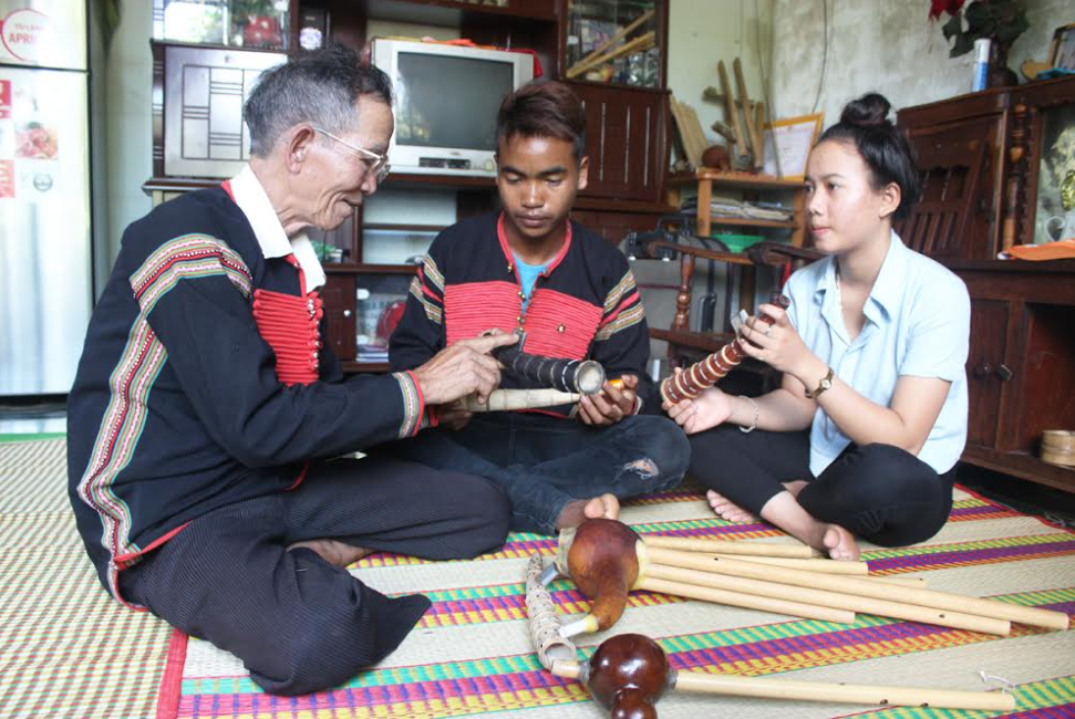 Truyền dạy nhạc cụ dân tộc