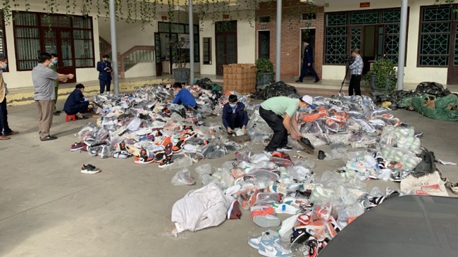Bắc Ninh: Tiêu hủy gần 4.000 sản phẩm thời trang giả mạo nhãn hiệu