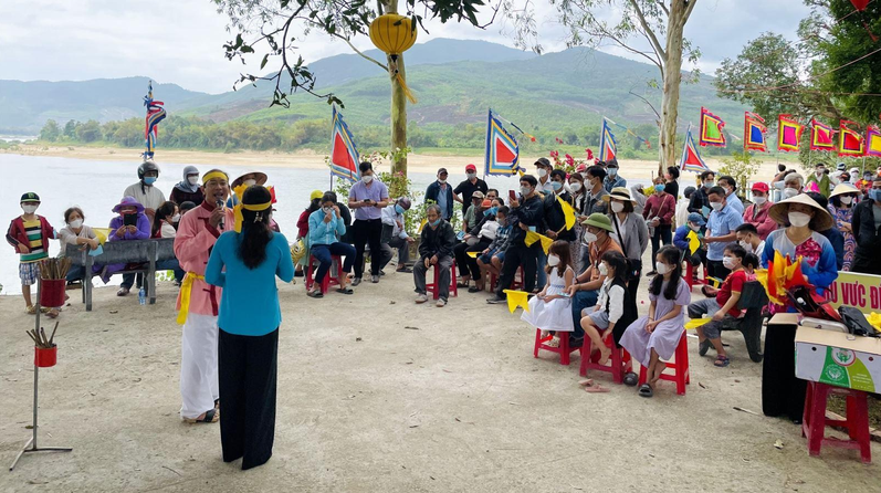 Hô hát bài chòi tại Lễ hội Bà Thu Bồn.