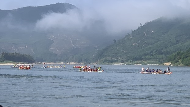 Các thuyền đua tranh tài quyết liệt