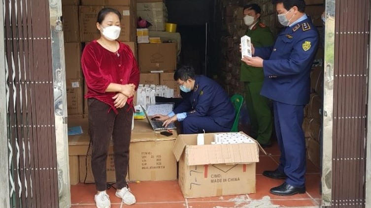 Lạng Sơn: Tạm giữ 7.500 lọ tinh dầu thơm, 3.000 quyển sách tập tô không rõ nguồn gốc