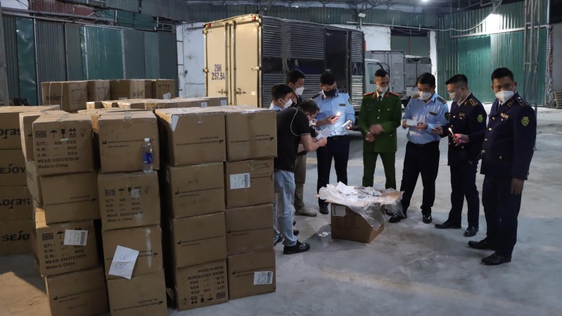 Hà Nội: Thu giữ số lượng lớn các mặt hàng phòng chống, điều trị Covid-19 nhập lậu