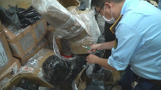 Kiểm tra kho chứa trữ trên 300.000 sản phẩm có dấu hiệu vi phạm tại TPHCM