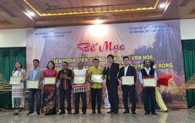 Trao bằng khen cho các tiết mục đạt giải tại Liên hoan Trao bằng khen cho các tiết mục đạt giải tại Liên hoan